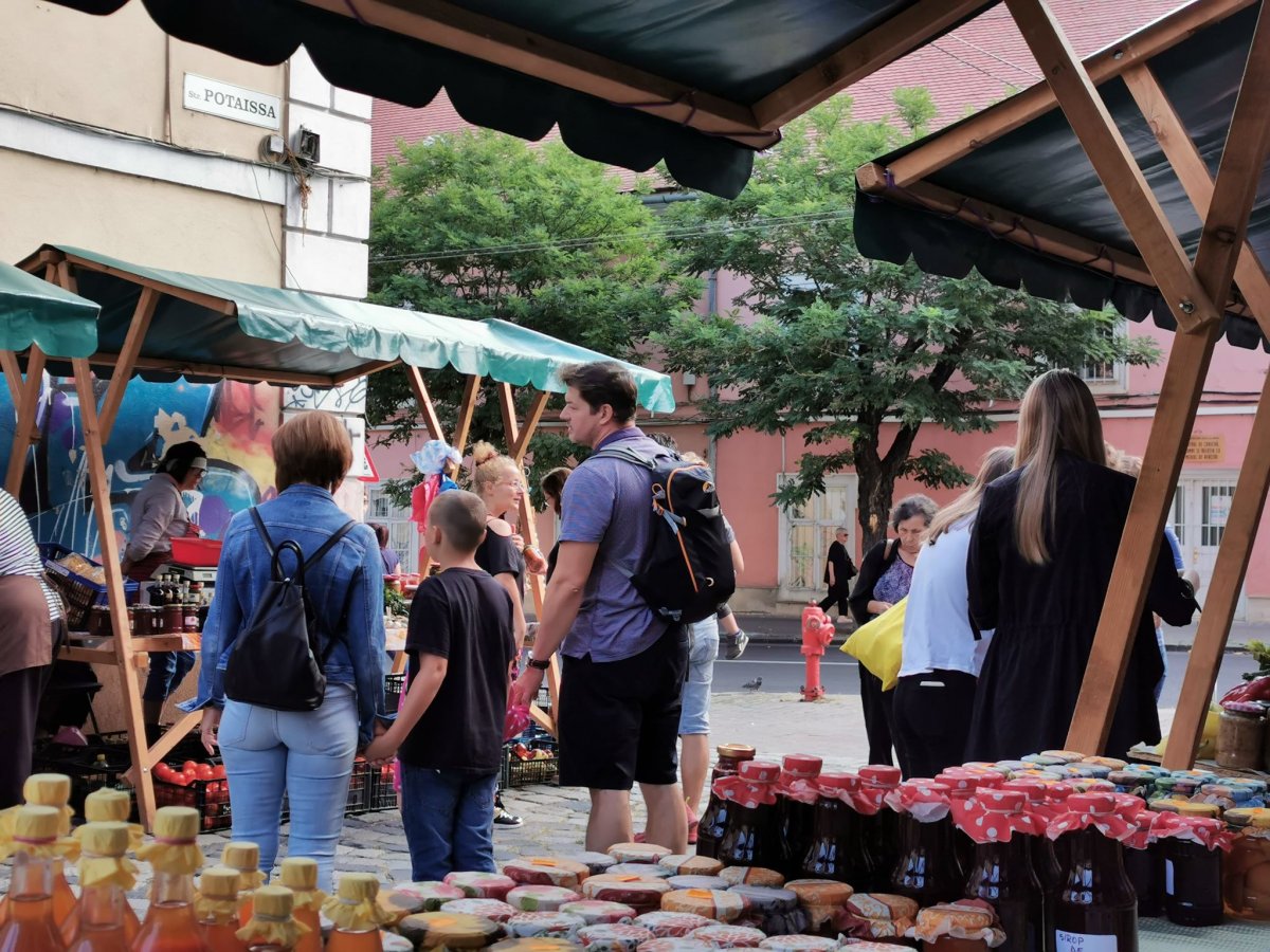 Bejön a vidék Kolozsvárra. A gazdaszervezet kirakodóvásárai népszerűek a kincses város lakói körében •  Fotó: Aranyosszéki Gazdák Egyesülete