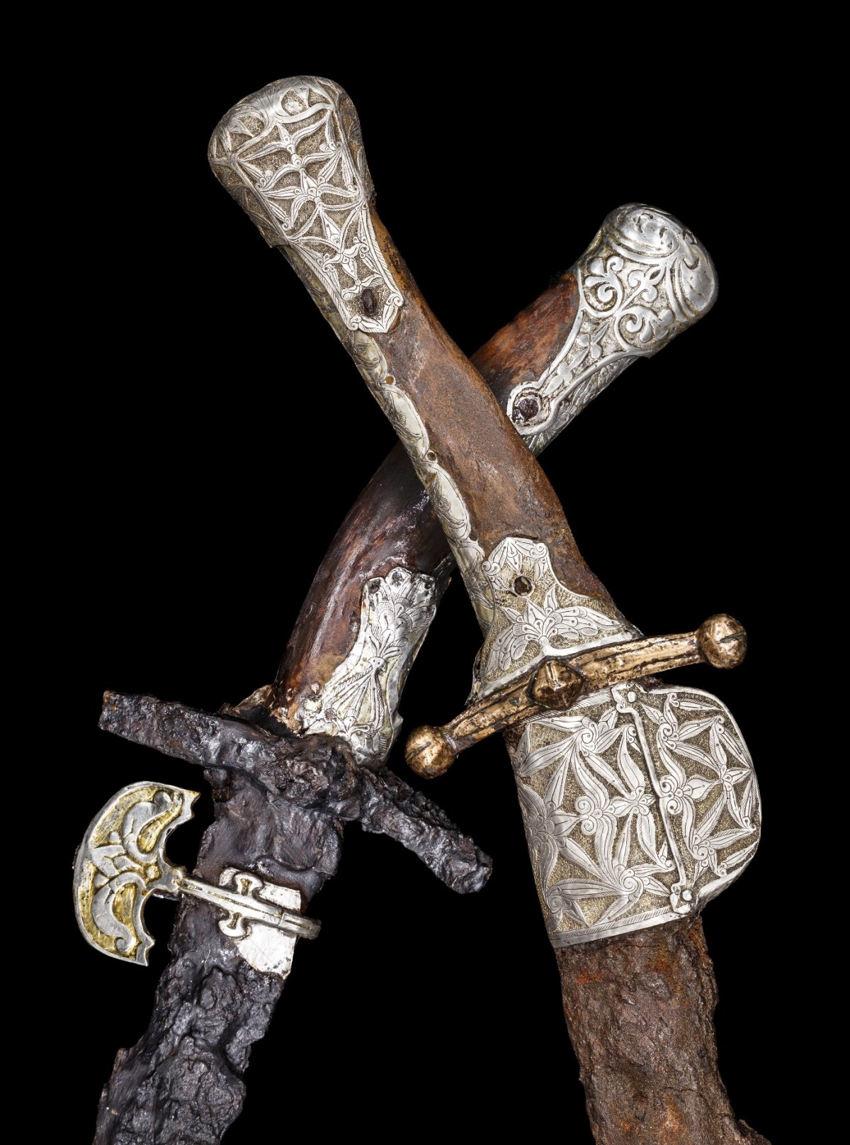 A honfoglaláskori sírokból előkerült vezérszablyák &bullet;  Fotó: Elit alakulat 2.0 kiállítás