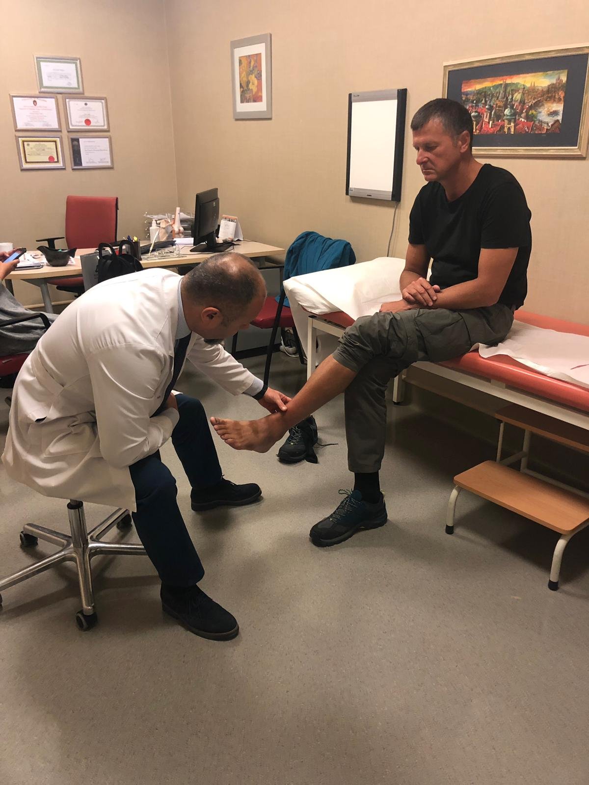 Orvosnál. Ankarában egy nyolcnapos kényszerpihetőt kellett tartani egy kisebb lábfertőzés miatt &bullet;  Fotó: Facebook / The Kőrösi Project – From Transylvania to Ladakh