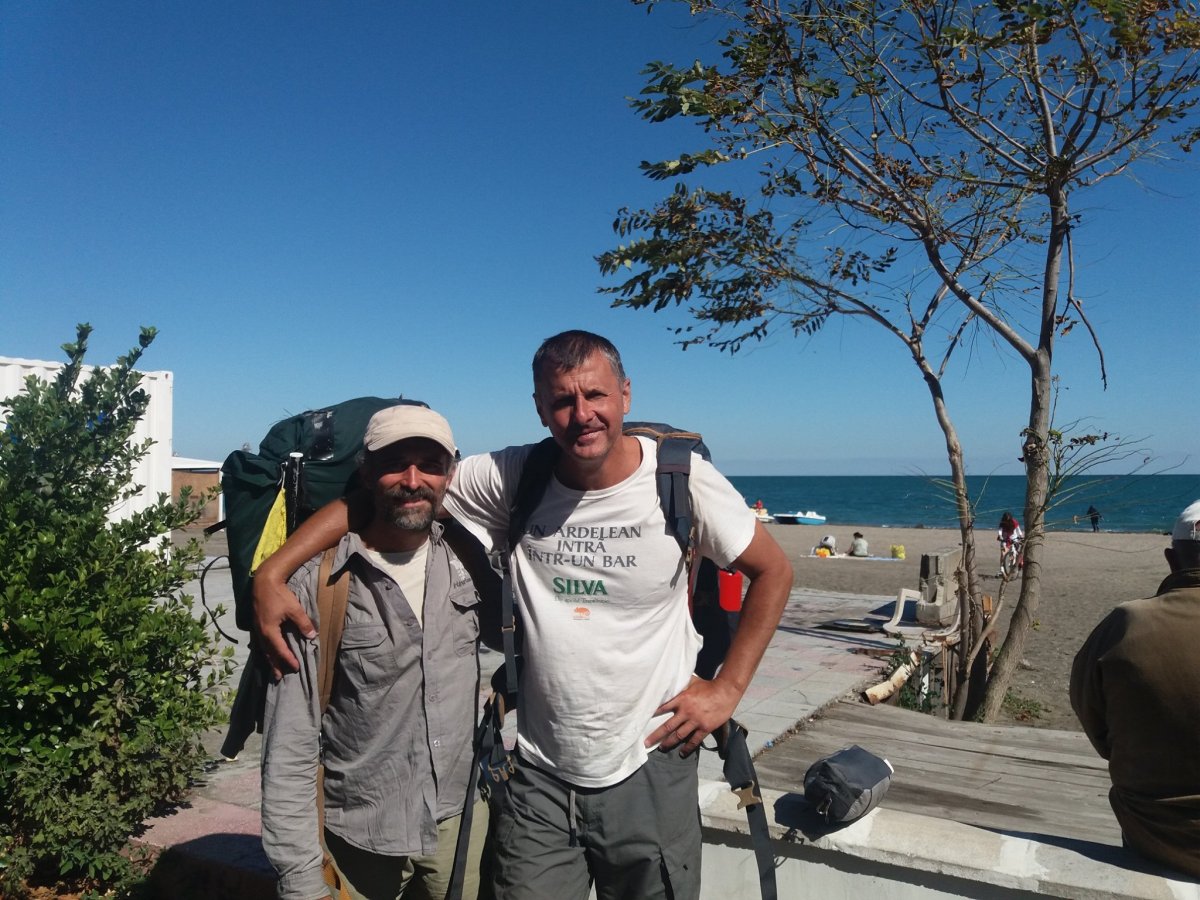 Az út egyes szakaszain társaság is akadt, itt barátjával, Pándi Zsolttal látható a bolgár tengerparton &bullet;  Fotó: Facebook / The Kőrösi Project – From Transylvania to Ladakh