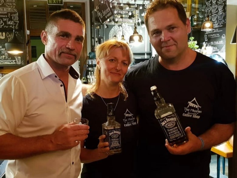 Liczkai Attila és Molnár Éva kávézótulajdonosok a vendégként érkező Ambrus Attila egykori jégkorongózóval, az elhíresült „Viszkis rablóval” •  Fotó: Liczkai Attila és Molnár Éva magánarchívuma
