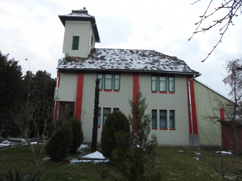 Enyedi György püspök emlékét idéző kopjafa a nagyenyedi unitárius templomkertben •  Fotó: Makkay József