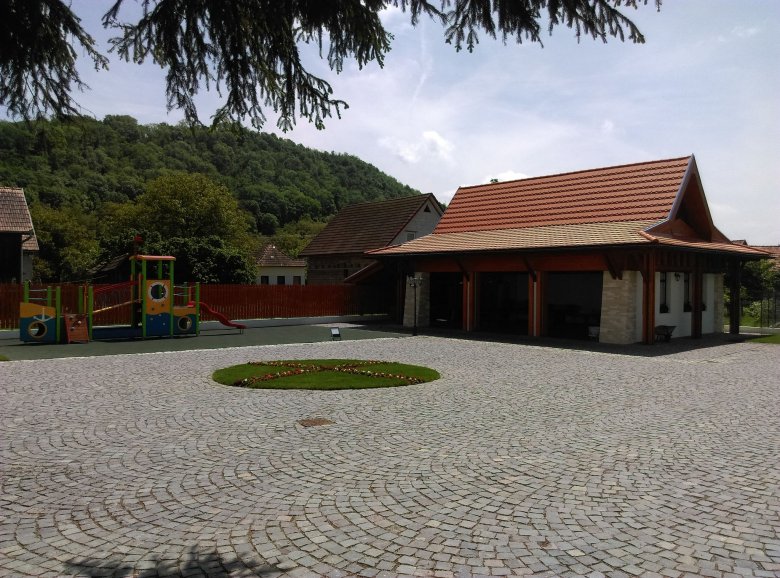 A mezőpaniti templom udvara fontos közösségi térré válik •  Fotó: Mezőpaniti Református Egyházközség