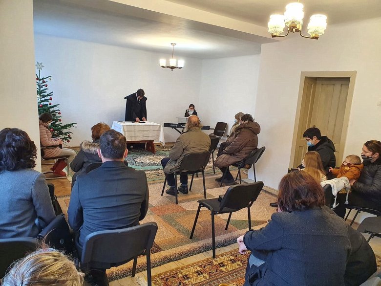 Sikó Csaba lelkipásztor és a gyülekezeti tagok egy része az apahidai imaházban 