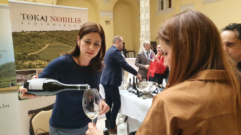 Bárdos Sarolta Tokaj vidéki borász Furmintot kínál egy szakkiállításon •  Fotó: Borbély Zsolt Attila