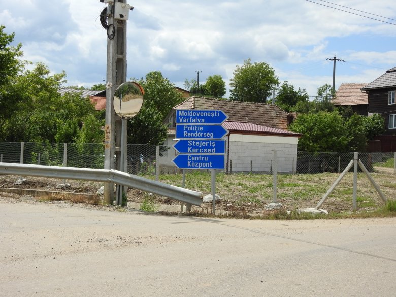 Irányjelző táblák. Várfalva község 60 százaléka magyar •  Fotó: Makkay József