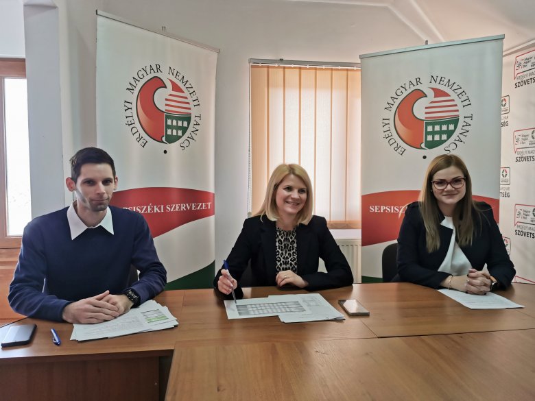 Márton Áron, Sándor Krisztina és Kádár Imola tartott sajtótájékoztatót Sepsiszentgyörgyön •  Fotó: Erdélyi Magyar Nemzeti Tanács