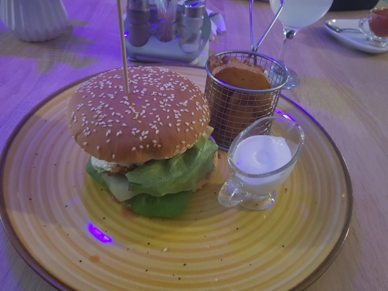 Hamburger „parasztosan”, tojással és házi
húsokkal •  Fotó: Kisréti Zsombor