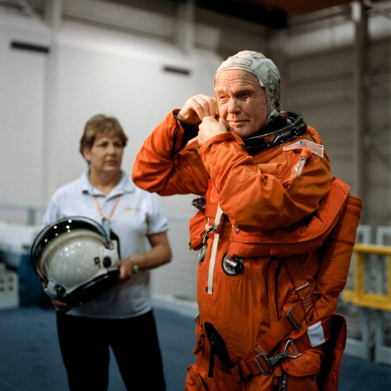 John Glenn  1998-ban 77 évesen a Space Shuttle fedélzetén ismét repülhetett, így ő a legidősebb ember, aki valaha az űrben járt •  Fotó: NASA