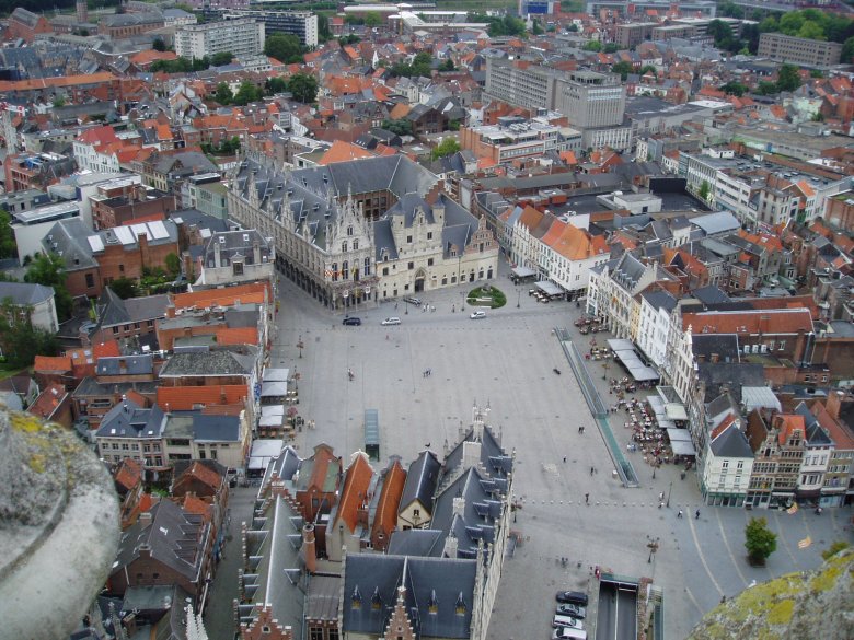 Mechelen város Flandria egyik legsűrűbben lakott és legiparosodottabb részén fekszik Brüsszel és Antwerpen között •  Fotó: Wikipédia