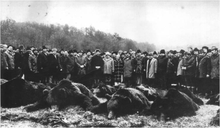 Csoportkép a homoródszentmártoni medvevadászat résztvevőivel 1980-ban. Ceaușescu vendége volt Todor Zsivkov bolgár pártfőtitkár és Moammer Kadhaﬁ  líbiai vezető •  Fotó: Benke József archívuma