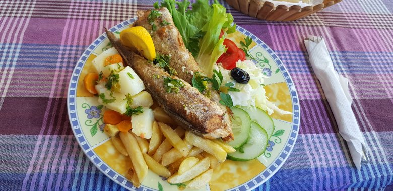 Sült tengeri hal mediterrán körítéssel •  Fotó: Makkay József