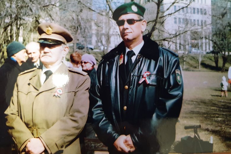 Rimer Gábor (jobbra) az 1956 Magyar Nemzetőrség egyenruhájában, ezredesként egy budapesti koszorúzáson a Kongresszusi Központnál, 2016. március 15-én •  Fotó: Rimner Gábor magánarchívuma