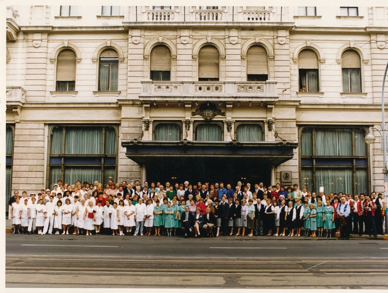 Emlékfotó a teljes személyzettel a Royal Szálloda 1991-es bezárása alkalmából •  Fotó: Sághy Péter archívuma