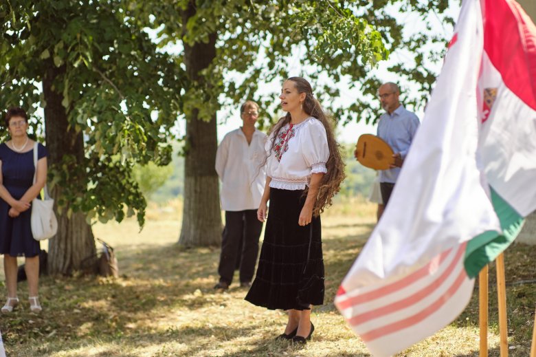 Szerefi Ilona, a Nagyváradi Táncegyüttes tagja népdalokat énekel •  Fotó: Sütő Éva