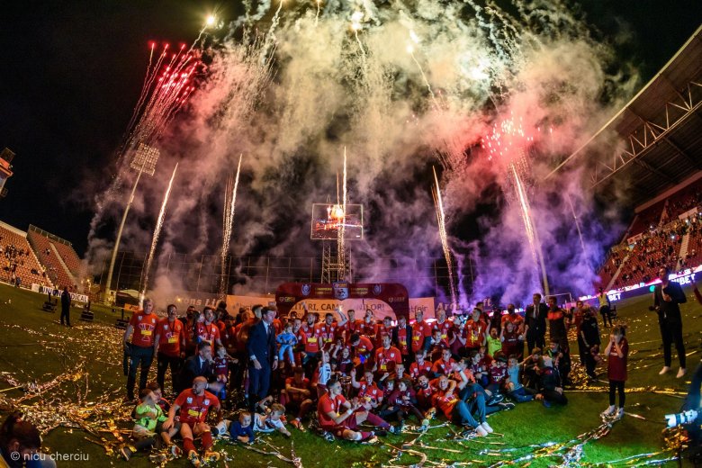 Konfettieső és tűzijáték a kolozsvári fellegvári stadionban. A bajnokcsapat CFR ismét kitett magáért •  Fotó: Facebook/Fotbal Club CFR 1907