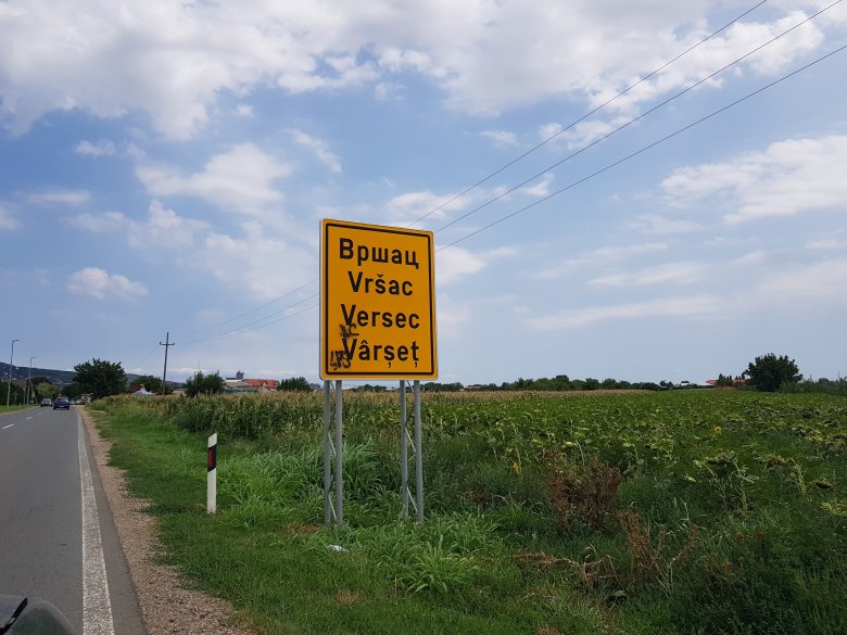 Versec neve még olvasható, de kipingálták cirill betűkkel •  Fotó: Makkay József