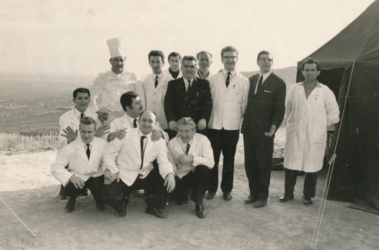 Villányi szüret nagykövetek számára a  hatvanas évek második fele. Sághy Péter jobbról a harmadik •  Fotó: Sághy Péter archívuma