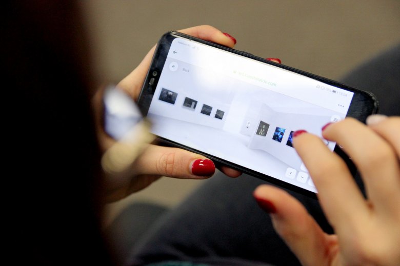 A New Blue című virtuális kiállítás okostelefonról is megtekinthető •  Fotó: Jakab Mónika