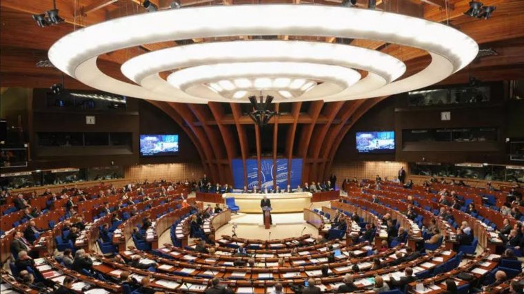 Az önkormányzatok európai ernyőszervezete –  az Európa Tanács döntéseit nem kötelező betartani, de kényelmetlen kilógni a sorból