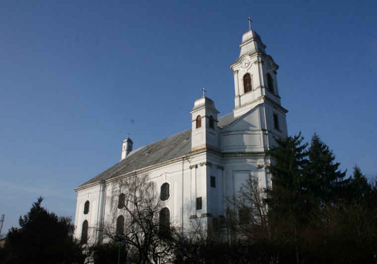 Szamosújvár örmény gyökerei –  Erdély legszebb barokk temploma a kisváros katolikus székesegyháza