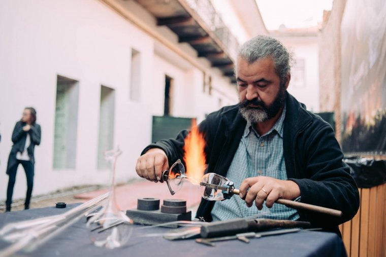 Lángban fújva: az üveges mesterség titkai – látogatóban Szalma László Zsolt kolozsvári üvegfúvómesternél