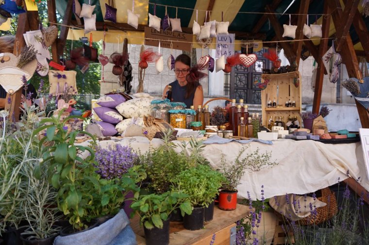 Nyílt tereken sem árulhatnak, de van megoldás – a kézművesek online térben kínálják portékáikat