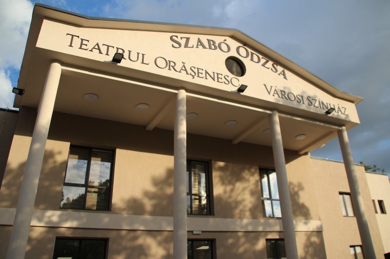 Új köntösben a székelyhídi színház – a felújított intézményt a város szülöttéről, Szabó József Ódzsa rendezőről nevezték el