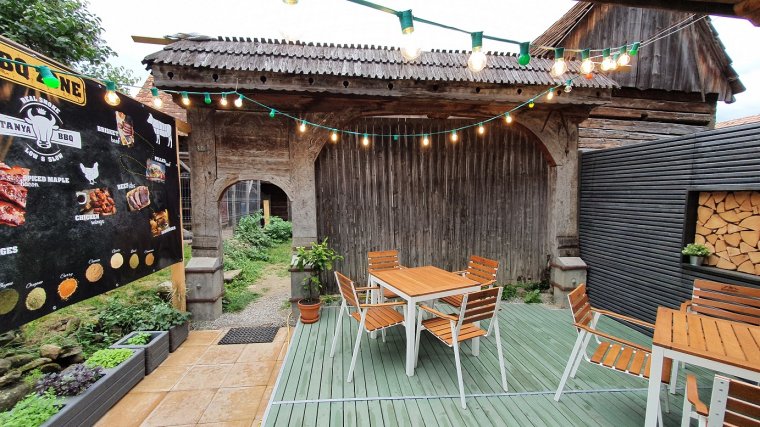 Lassan készülő remek sültek – a BBQ sütési technológia a környék leghíresebb éttermévé tette a Székely Tanyát