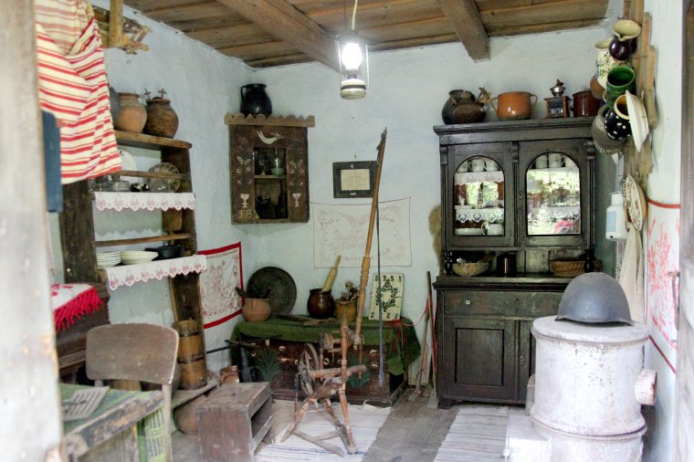 Időutazás egy falusi tisztaszobában: Pop Anna a Fehér-Nyikó mente egyedüli tájházáról Tordátfalván