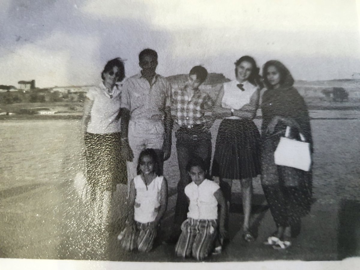 A kép a Nílus partján készült Khartoumban 1966-ban. Balról jobbra hátsó sor: Rimner Gábor édesanyja, egyszudáni barátjuk, Abdullah Fadel El Mahdi, Rimner Gábor 12 évesen, a nővére Zita, és Amal Akasha, Abdullahfelesége. A homokban előttük a Mahdi család két lánya, Szuszu és Reháb •  Fotó: Rimner Gábor magánarchívuma