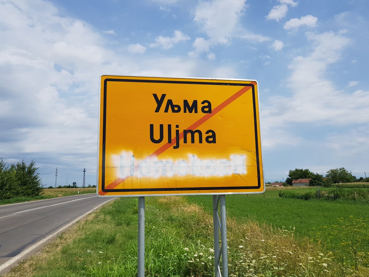 Szerbül Uljma. A falu magyar nevét, Homokszilt lefestették •  Fotó: Makkay József