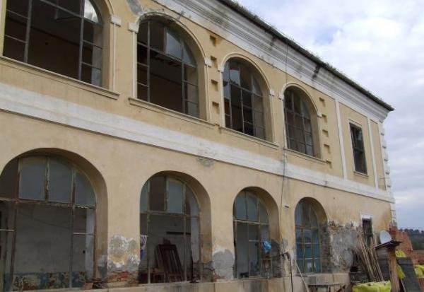 A mezőörményesi kastély tágas árkádjait mára kikezdte az idő vasfoga •  Fotó: Demján László