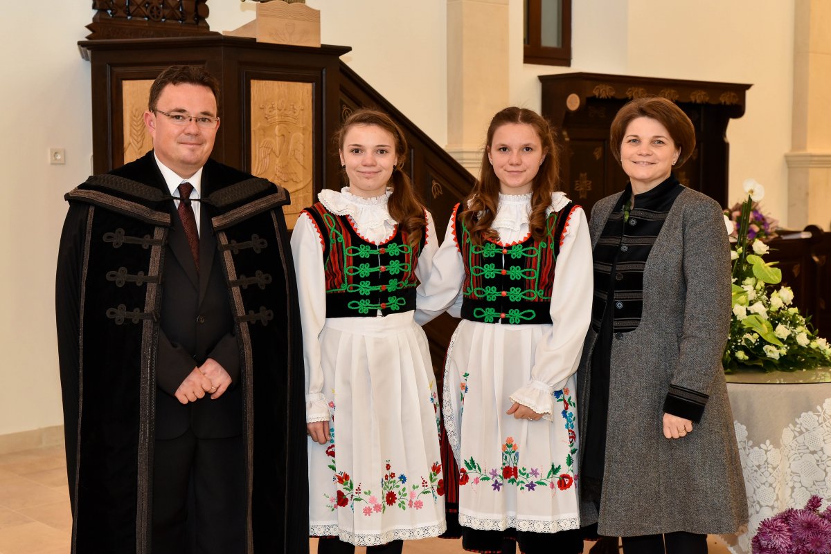 Kovács Tibor református lelkész és családja •  Fotó: Mezőpaniti Református Egyházközség