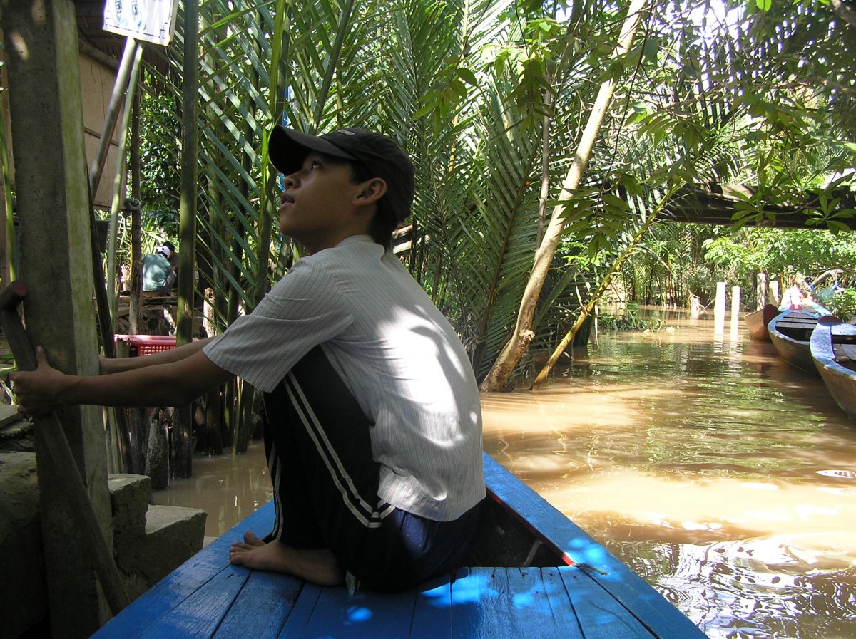 A Mekong folyó deltája. A helyi lakosság nehéz körülmények között, a víz ingadozásához folytonosan alkalmazkodva él magas cölöpökre épített házakban •  Fotó: Csermák Zoltán