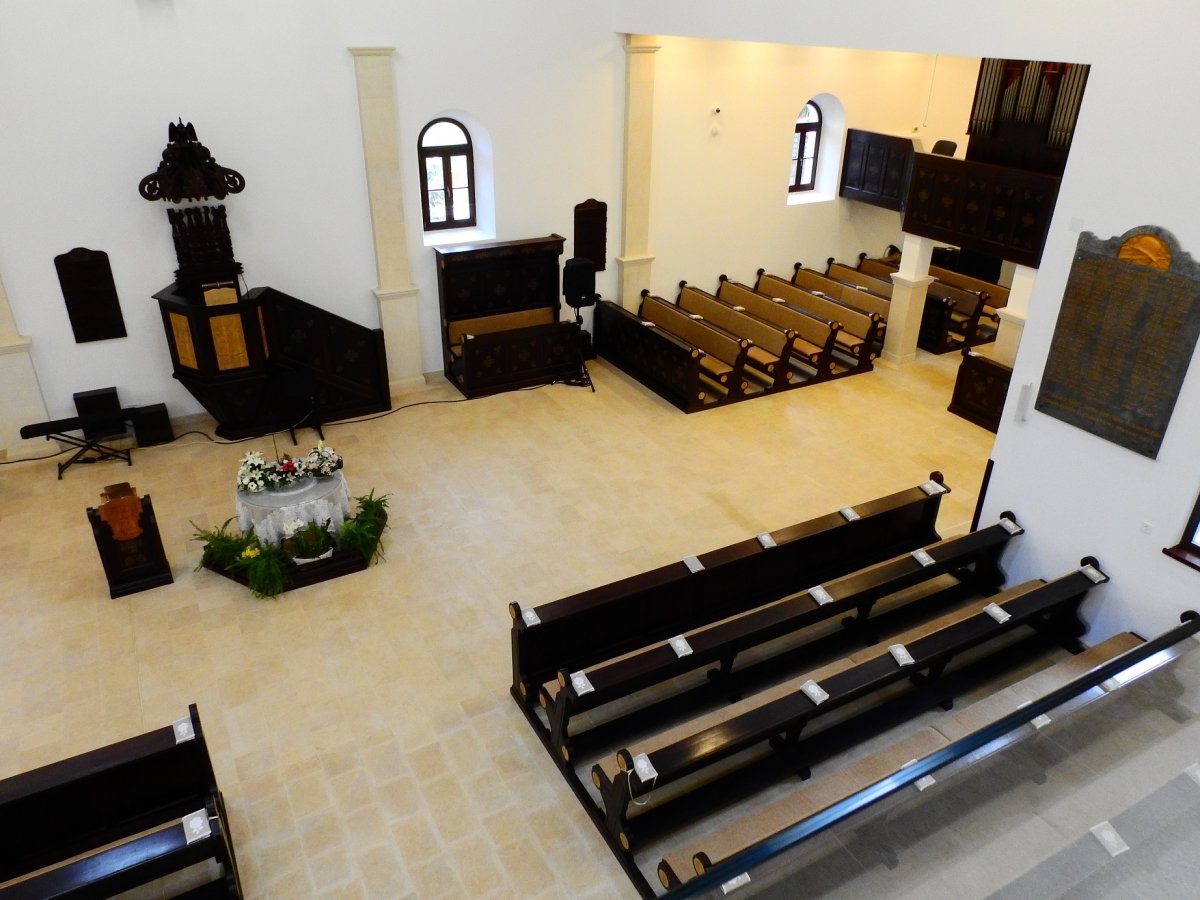 A többszinten épült karzatba is ülhetnek a hívek •  Fotó: Makkay József