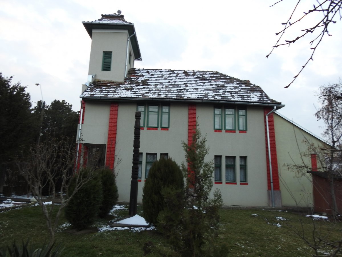 Enyedi György püspök emlékét idéző kopjafa a nagyenyedi unitárius templomkertben • Fotó: Makkay József