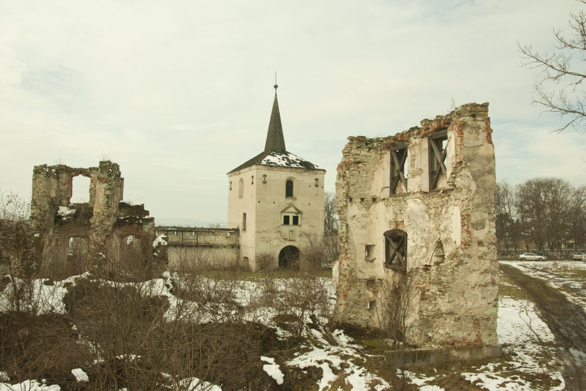 Az épületek egy részéből mára csupán falmaradványok láthatóak •  Fotó: Demján László