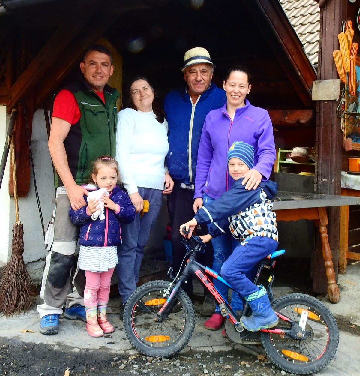 Együtt a család az udvari sütőkemence előtt •  Fotó: Makkay József