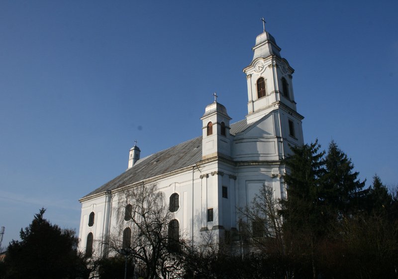 A templom építését 1748-ban kezdték el a négyszögű főtér déli oldalán. • Fotó: Demján László