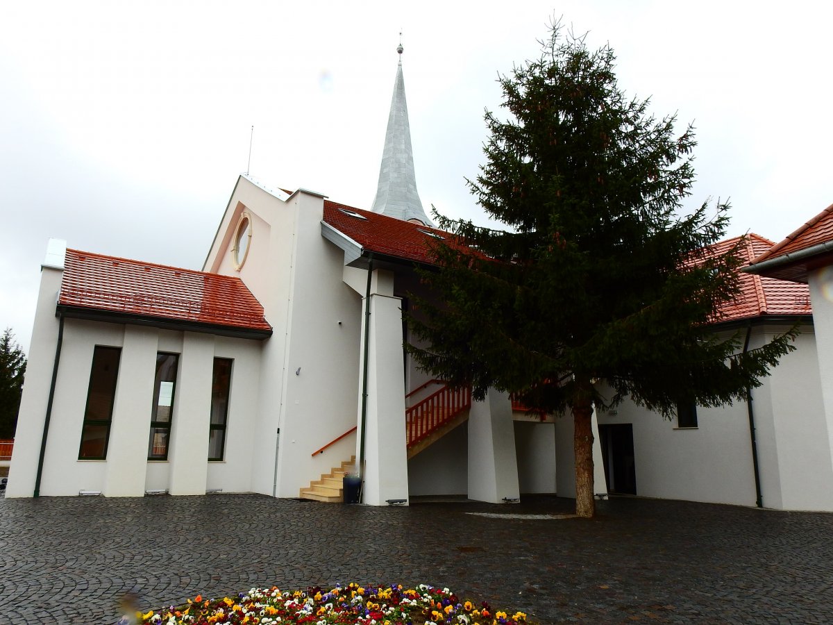 Az udvarról az új templom •  Fotó: Makkay József