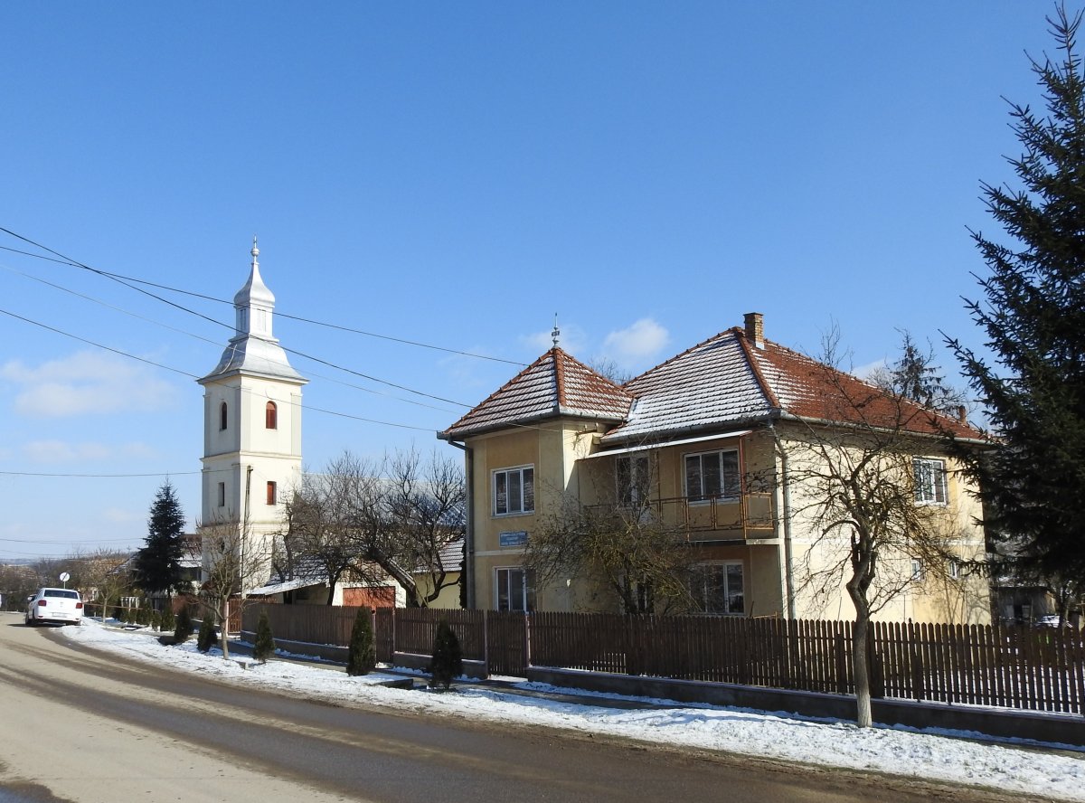 A református templom és a parókia épülete Szilágypanit főutcáján •  Fotó: Makkay József