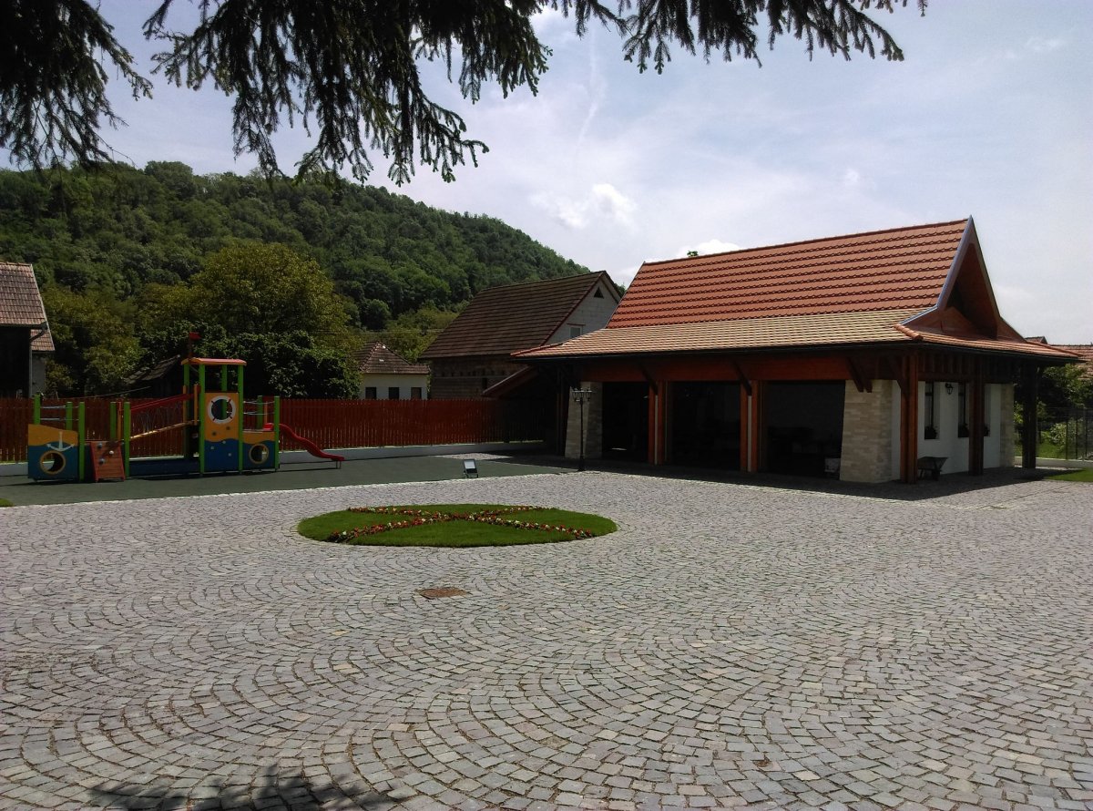 A mezőpaniti templom udvara fontos közösségi térré válik •  Fotó: Mezőpaniti Református Egyházközség