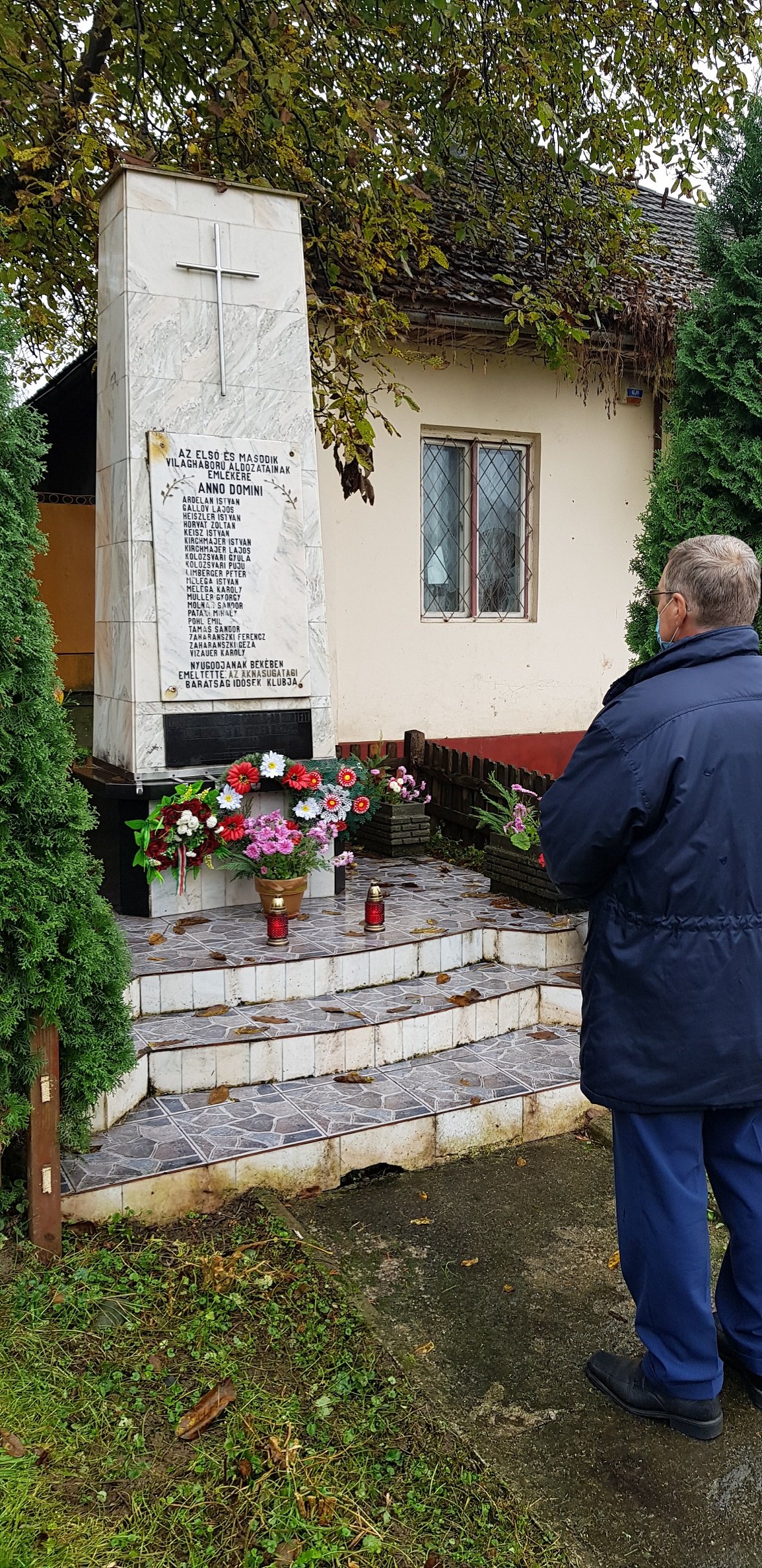 A helyi magyar közösség minden évben megkoszorúzza a két világháborúban elesettek emlékművét •  Fotó: Szucher Ervin