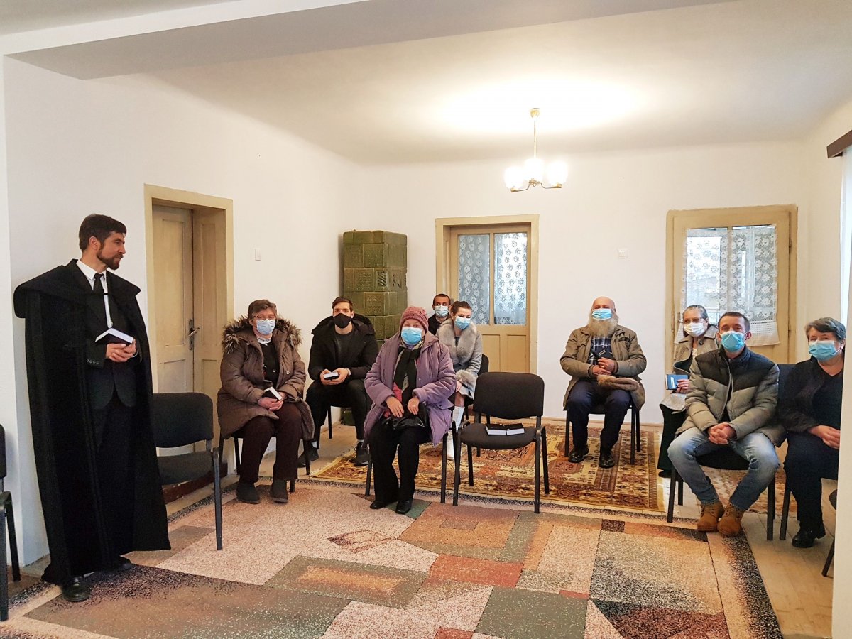 Az első istentisztelet az újonan kialakított imaházban 