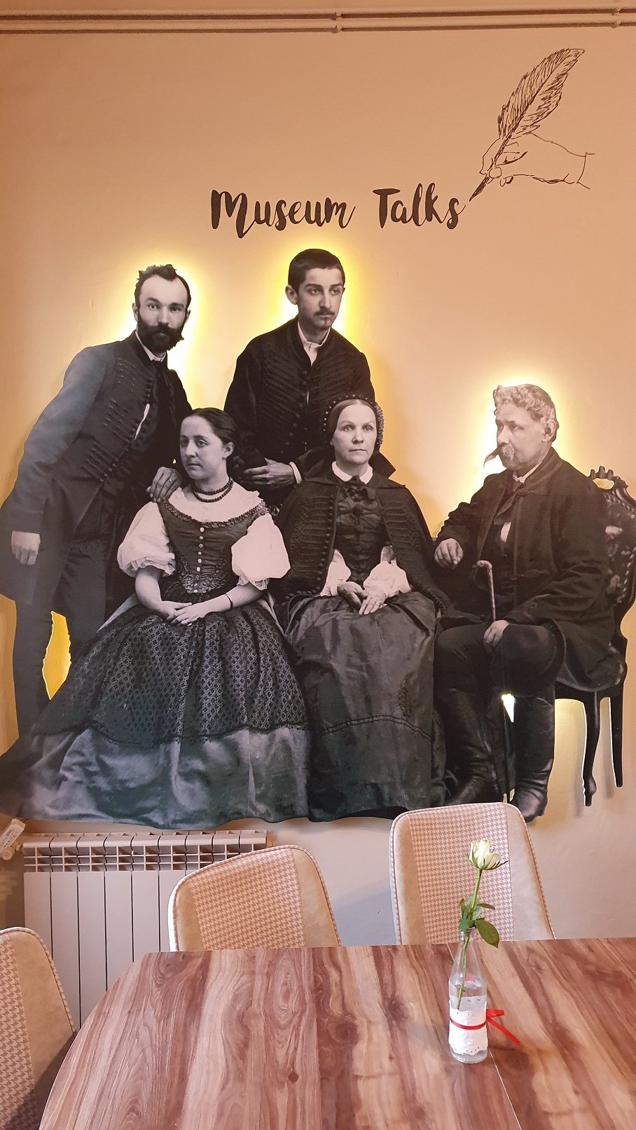 Arany János családi fotója a kávézó falán •  Fotó: Borbély Zsolt Attila