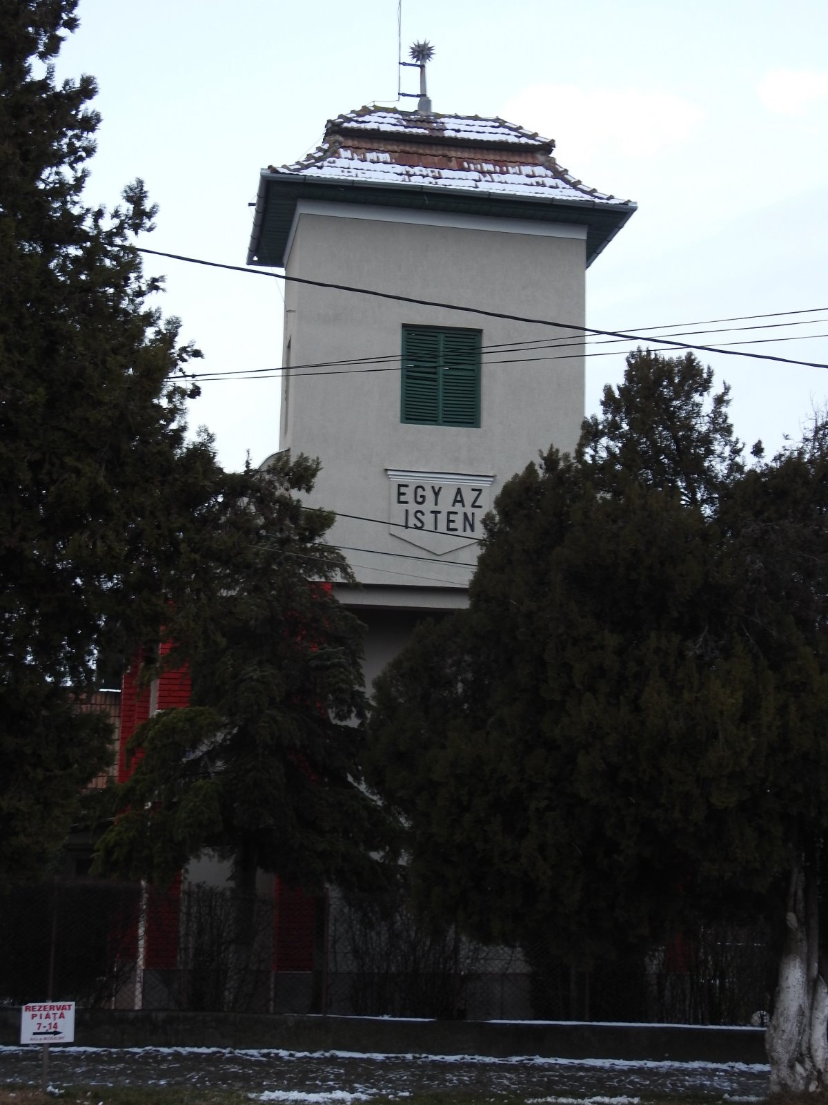 Egy az Isten. Az 1929-ben épített nagyenyedi unitárius templom tornya •  Fotó: Makkay József