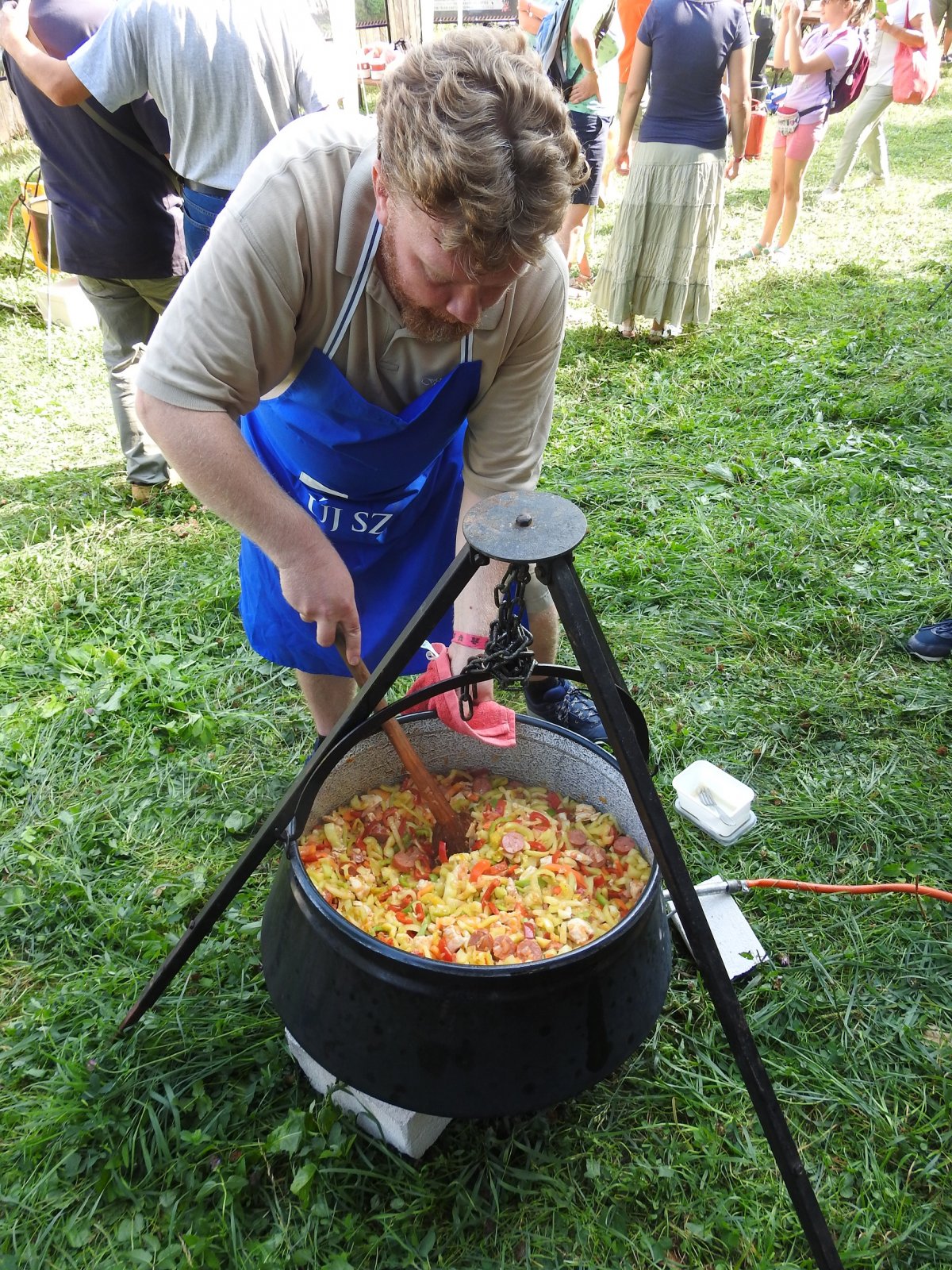 Örömfőzés. A Szabadság napilap lecsóját Balázs Bence főzi •  Fotó: Makkay József