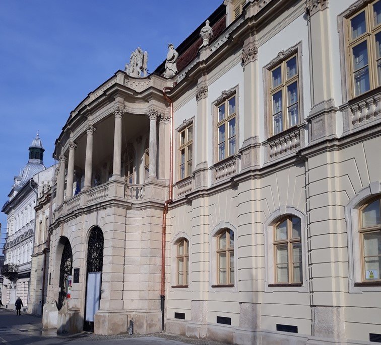 Megtalálták a megoldásokat. A kolozsvári Bánffy-palotában járvány idején sem „állt le az élet” •  Fotó: Nánó Csaba