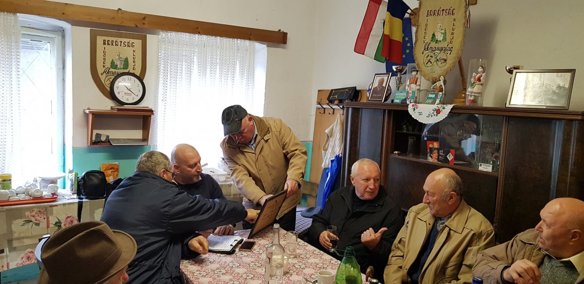 A vasárnap délelőtti mise után az aknasugatagi magyarok egy csoportja a Barátság Idősek Klubjában találkozik •  Fotó: Szucher Ervin